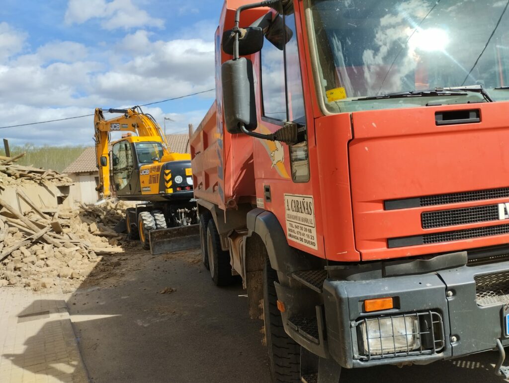 camión y máquina excavadora